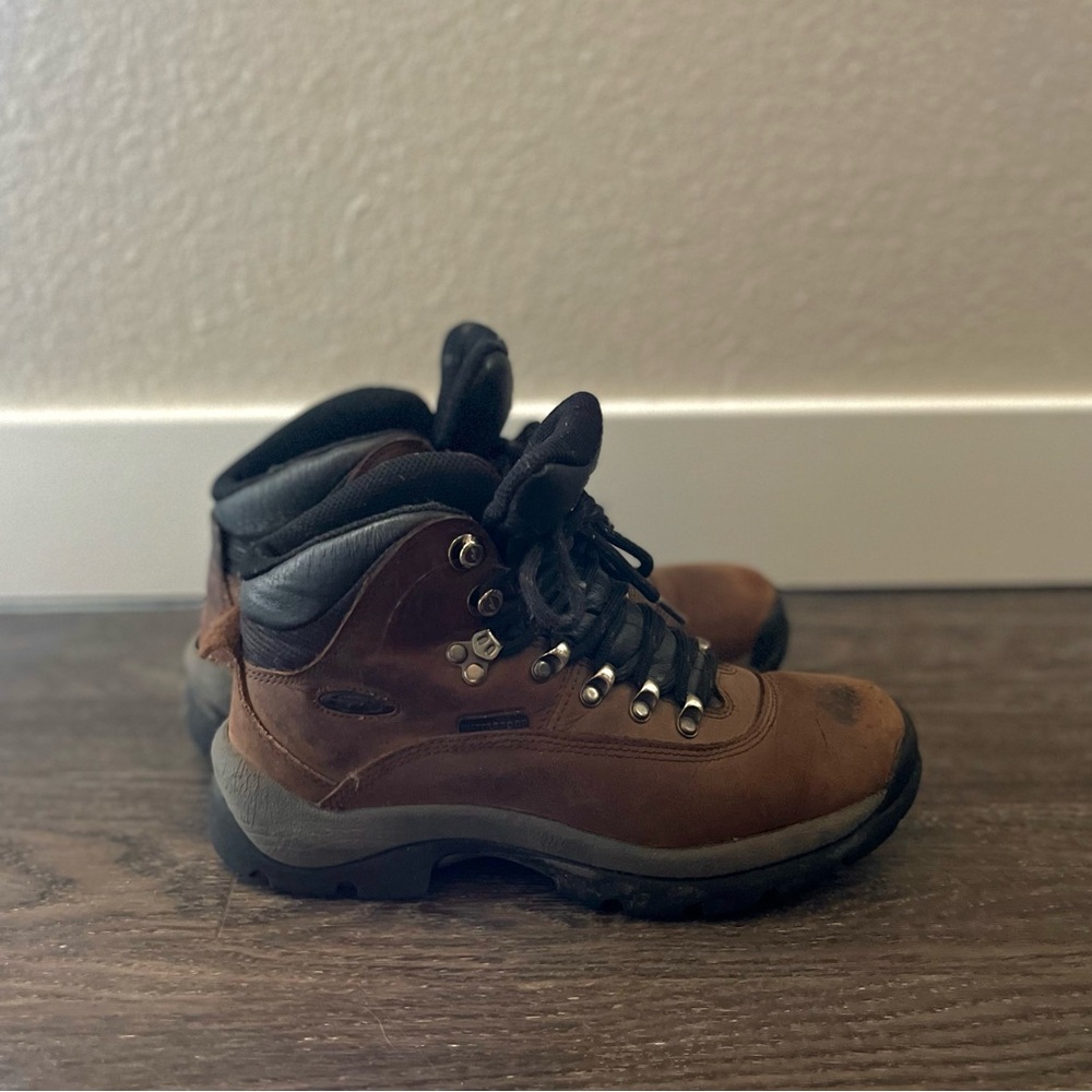 Womens 7.5 Hiking Boots Hi-Tec